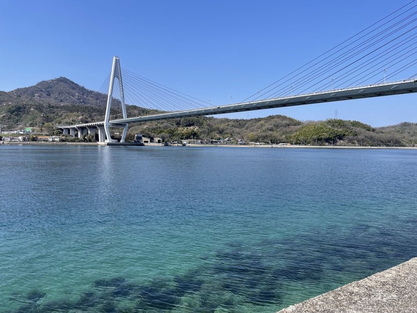 青い海と生口橋