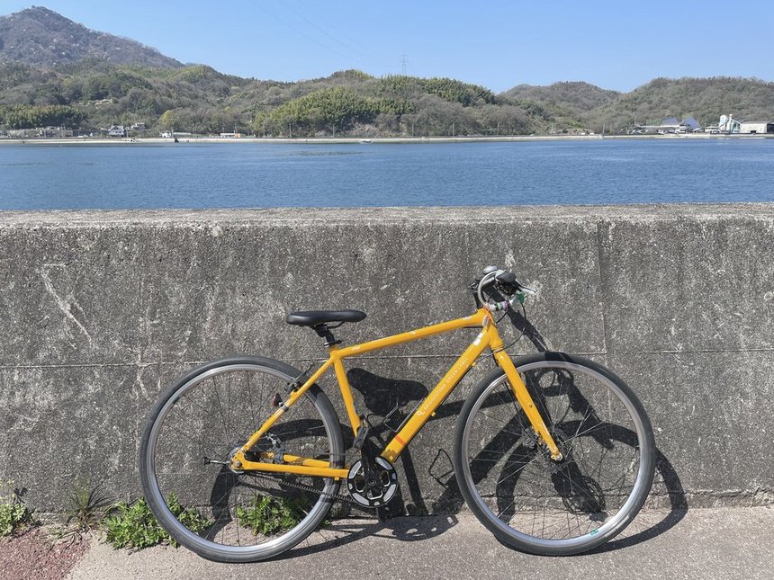 青い海と黄色い自転車